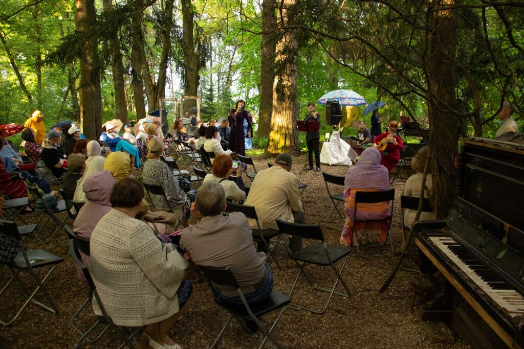 В Твери в Ботаническом саду прошел концерт «Когда цветет в садах жасмин»