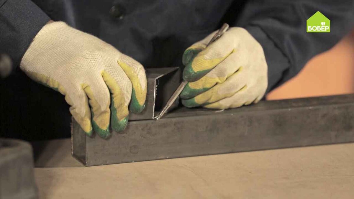 Подготавливаем детали
Разметьте детали. Чтобы заготовки идеально подходили друг к другу, их нужно нарезать под углом 45 градусов. Обратите внимание, что каждую деталь придётся отмечать отдельно, поскольку в данном случае они разные.