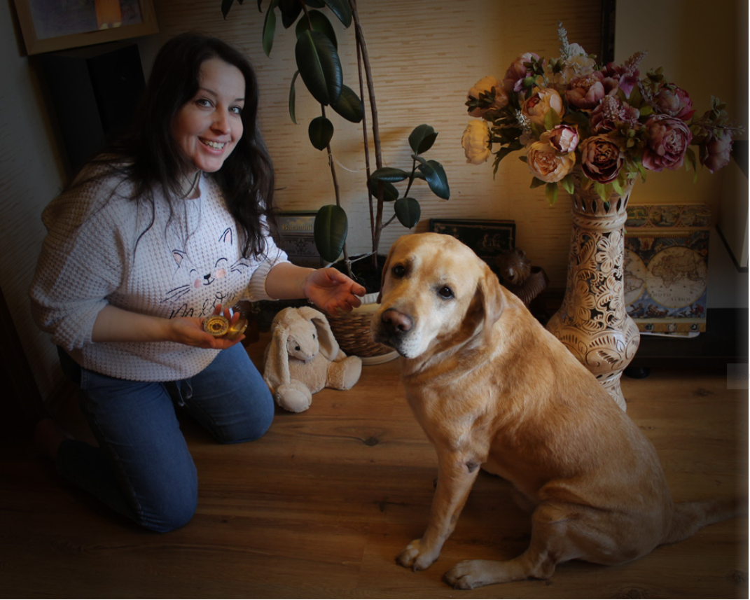 писатель Елена Дубровина и друг Честер