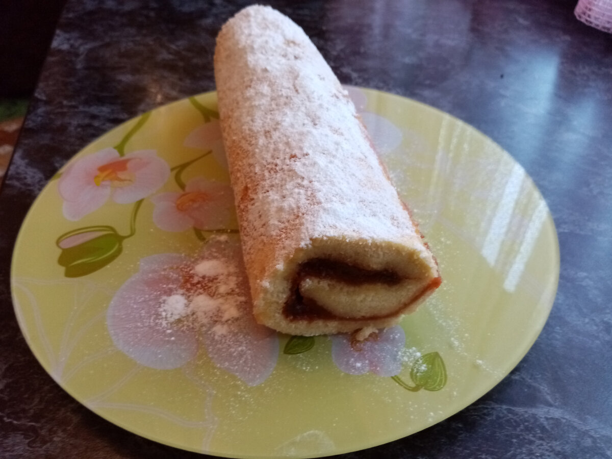 Пошаговый рецепт бисквитного рулета с повидлом. Бисквитный рулет с вареньем. Рулет с цукатами. Пошаговый рецепт бисквитного рулета с повидлом. Рулет с абрикосовым джемом.