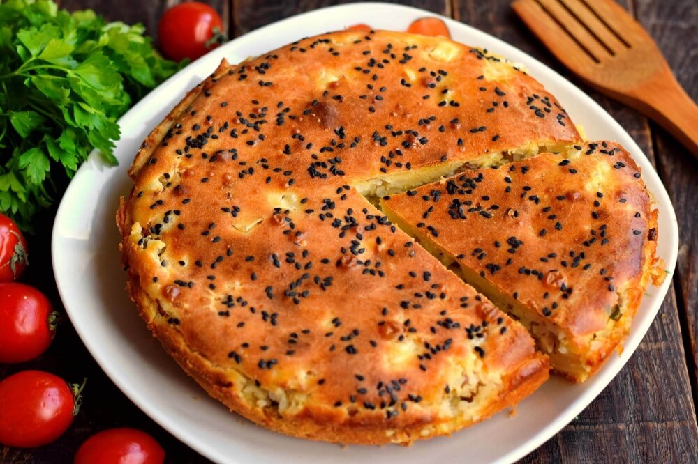 Заливной пирог с тунцом и яйцом. Пирожки с тунцом и рисом. пирожки с тунцом.