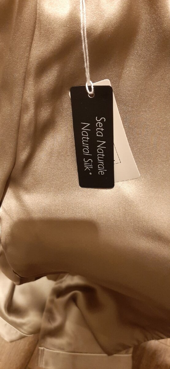 Добрый день, мои дорогие. Сегодня  я хочу рассказать об ужасном положении в котором оказались магазины одежды. Два дня я бродила по магазинам Тюмени, шоком это не назвать, это отчаяние. Я вернулась домой с пустыми руками. Я заходила в брендовые магазины и молодежные. Вот скажите из чего делают сегодня хлопок, вискозу, шелк? Я не сразу поверила - примите и Вы - из пластика и черт его знает из чего. Моя семья была в недоумении- мама пошла на шопинг и вернулась с пустыми руками. Да такого даже в во время дефолта не было. Особенно удивила меня пижама (на фото) написано натуральный шелк. У меня много вещей из шелка- люблю я его. Взяла в руки - вроде ничего. Но в натуральном шелке зимой не холодно и летом прохладно. Решила примерить, чтобы убедится, цена 7800р верх и 11000 брюки. Вроде цена хорошая для шелка, не буду называть магазин, он очень известный. Когда я его надела, почувствовала жар, в примерочной было тепло. Это не шелк, и мне не хочется думать из чего "это" сделано. Я очень чувствительный человек, занимаюсь биолокацией, и прекрасно понимаю- это нельзя носить. Магазины обуви вообще привели меня в ступор-" прессованная "кожа, нога не дышит, а париться. Грубо -дермантин. Пришла домой, достала кусочки ткани из 90х годов. Посмотрела новые модели, буду шить. Полезу в бабушкин сундук, уж там то всего интересного много, унесу свои любимые туфли в ремонт, чего и Вам советую. Возможно есть магазины хорошей, качественной одежды, но цены там от 20тр. Но работать ради одежды не очень-то и хотелось.