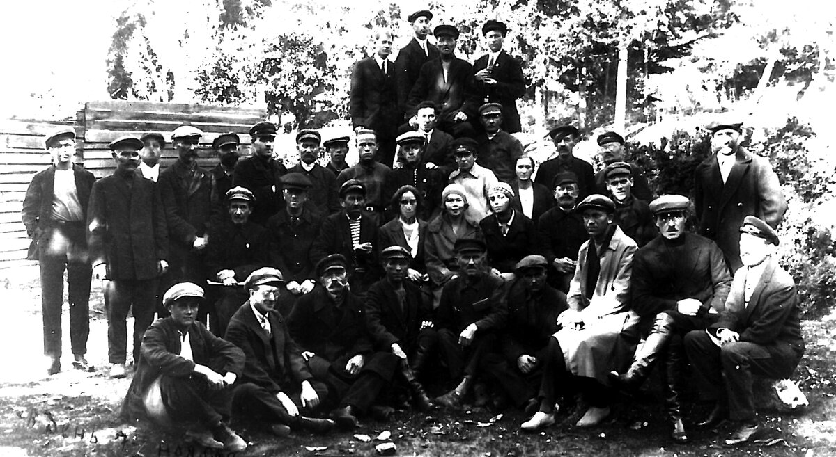 Работники Ялтинского электровода. 7 ноября 1930 года