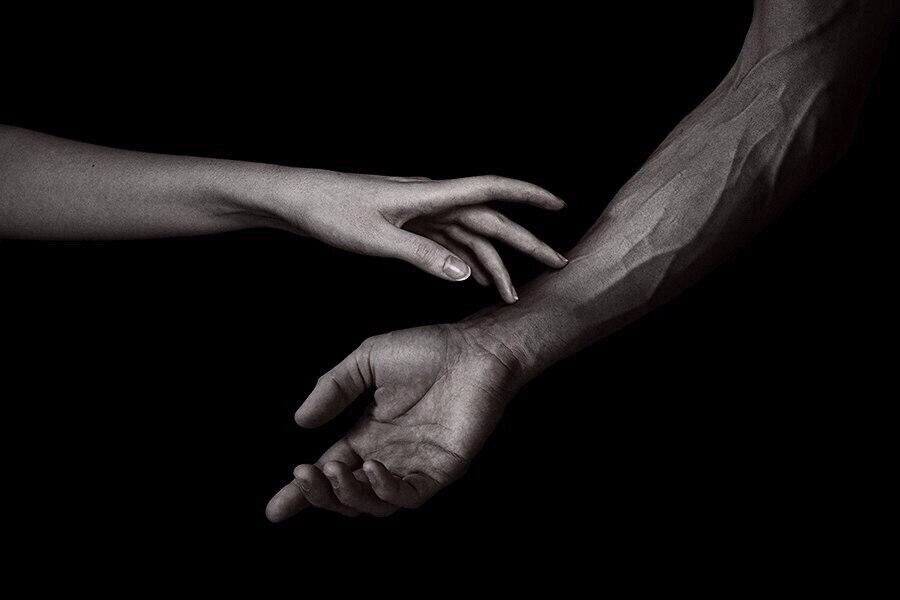 Прикосновения - один из основных признаков того, что человек испытывает к вам симпатию