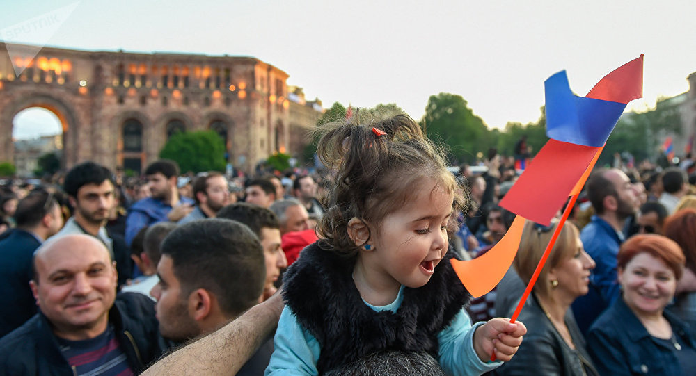 Армения бархатная. Армения революция 2018 Пашинян. Бархатная революция в Армении 2018. Армения люди. Цветная революция в Армении.