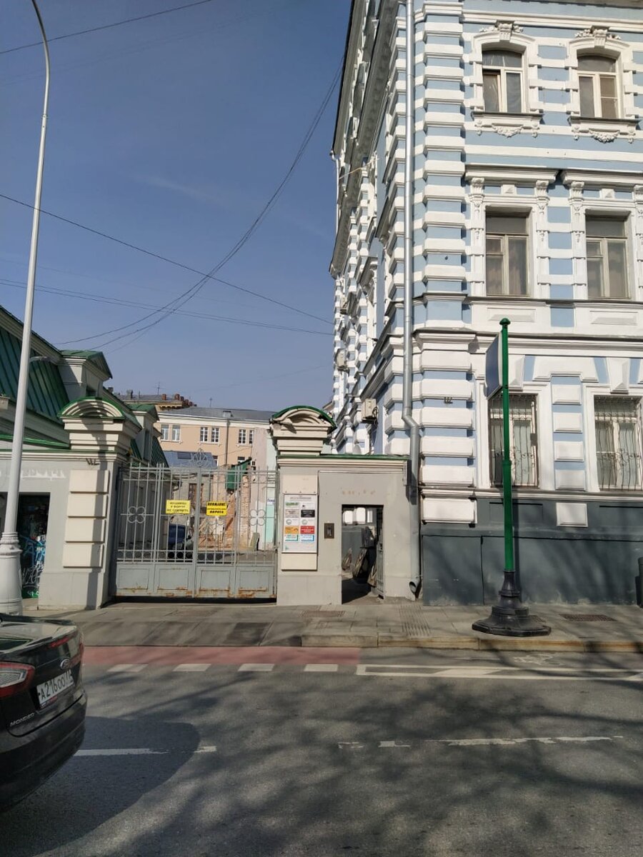 Вход в прачечную самообслуживания СамПРАЧКА на Покровском бульваре 16/10, стр 1. Цокольный этаж. Работаем круглосуточно