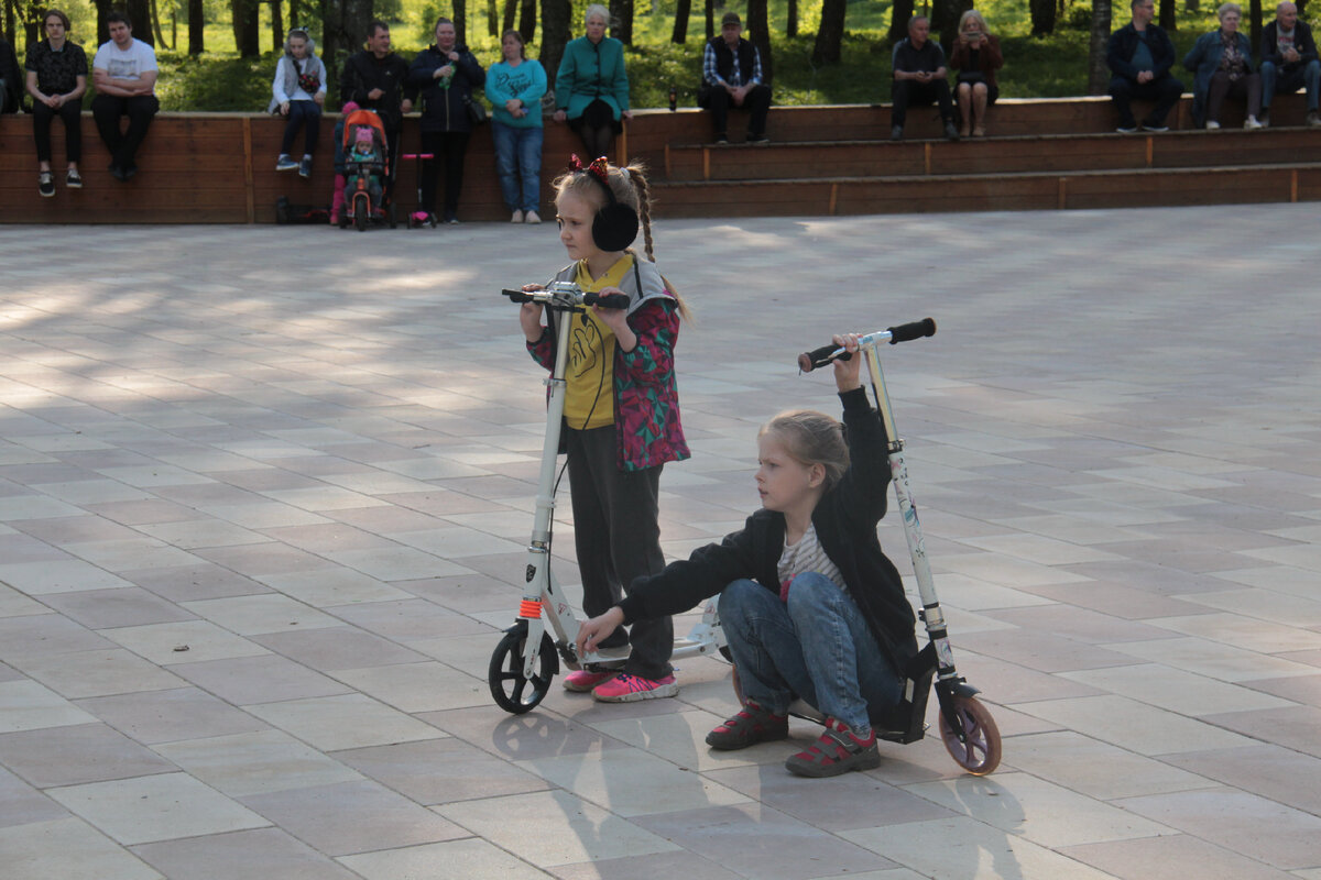 В берёзовом парке есть «Зеленая» сцена 
В высоковском парке «Берёзовый» торжественно открылась летняя театральная сцена под названием «Зеленая». Главными инициаторами подобного мероприятия стала группа высоковских идеологов и очень активных людей. Их имена известны, но хочется их ещё раз назвать – это Борис Феофанов, Галина Садовая, Евгений Виноградов, Владимир Грошков, Раиса Дроздова, Олег Спиридонов и Александр Грибановский.
Именно благодаря старанию этих людей город Высоковск становится краше и уютнее. У них множество планов – это и создание городского музея в седьмой казарме, восстановление исторической значимости основателей фабрики купцов Г. Л. Кашаева и И. В. Васильева, установка памятника Г. Л. Кашаеву и много другого очень нужного для этого замечательного города именуемым в народе «Маленький Париж».
Но в день торжественного открытия здесь звучала музыка нашей молодости и наших дискотек. Большую часть музыкальной программы на себя взвалили и наши выше указанные «Super Star». Они пели, а присутствующий зритель подпевал, танцевал и много аплодировал.
Не обошлось и без хореографического коллектива «Акулина», а так же Галина Садовая продемонстрировала со своим партнером старинные бальные танцы.
Передать словами ощущение праздника практически невозможно, так как на нем нужно присутствовать и только тогда ощутить на себе тепло и уют высоковского гостеприимства.

https://ok.ru/video/2881846381102

Василий Кузьмин, фото автора

