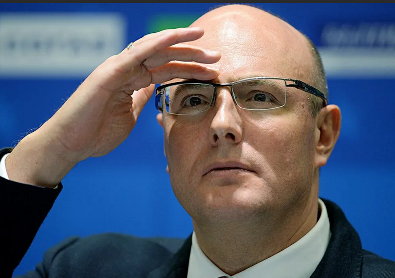 Родился: 20 сентября 1968 года в Саратове. Российский государственный и политический деятель. Заместитель председателя правительства Российской Федерации по вопросам цифровой экономики и инновациям, связи, СМИ, а также культуры, туризма и спорта с 21 января 2020 года.                                                                                                                 Во время учебы в «Станкине» нарисовал графику для рекламного ролика МММ, за которую получил свой первый гонорар в размере $1500.                                               «Еще одно важное направление, шаг — это территориальное планирование. Это очень важная вещь, ее раньше не делали. Подготовка мастер-планов туристических территорий включает в себя визуализацию, создание архитектурных кодов, рассчитывает антропогенную нагрузку. Потому что, например, в Долину гейзеров на Камчатке нельзя пустить в десять раз больше народа, они просто там вытопчут все