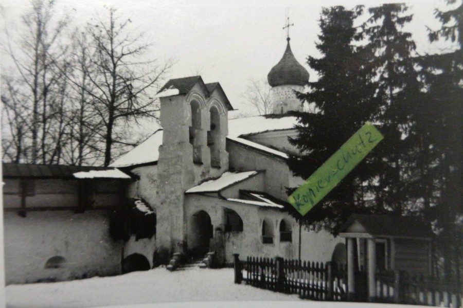 Надвратная церковь Николы Ратного со звонницей Псково-Печорского монастыря