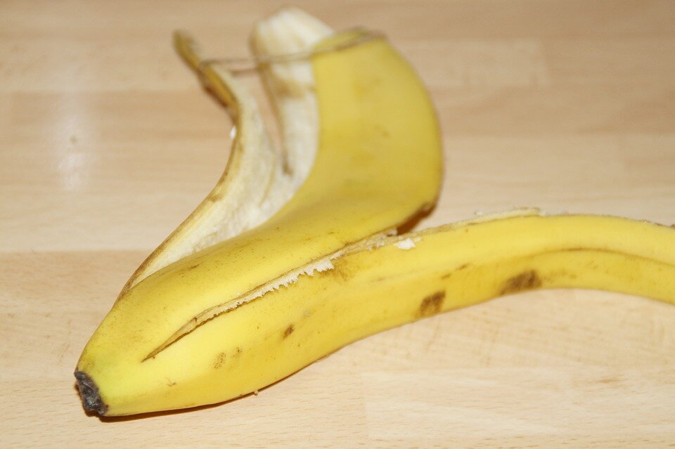 кожура банана полезна против морщин