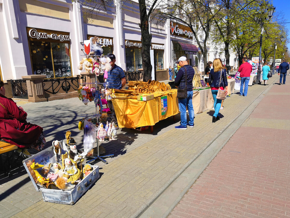На Кировке-Арбате мастера часто выставляют свои творения.