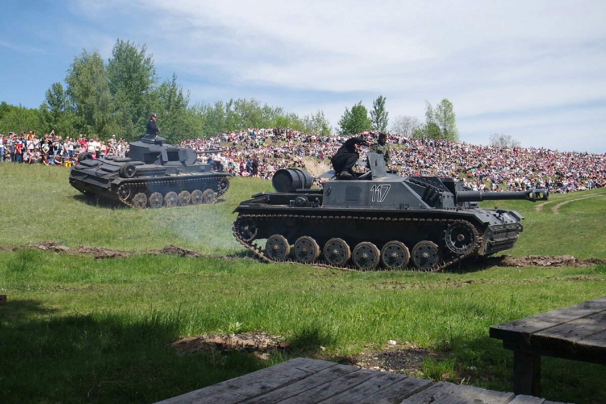 ПРОБКИ ИЗ -ЗА ТАНКОВ. Интереснейшая военно -историческая реконструкция под  Белгородом! | Андрей Токов | Дзен