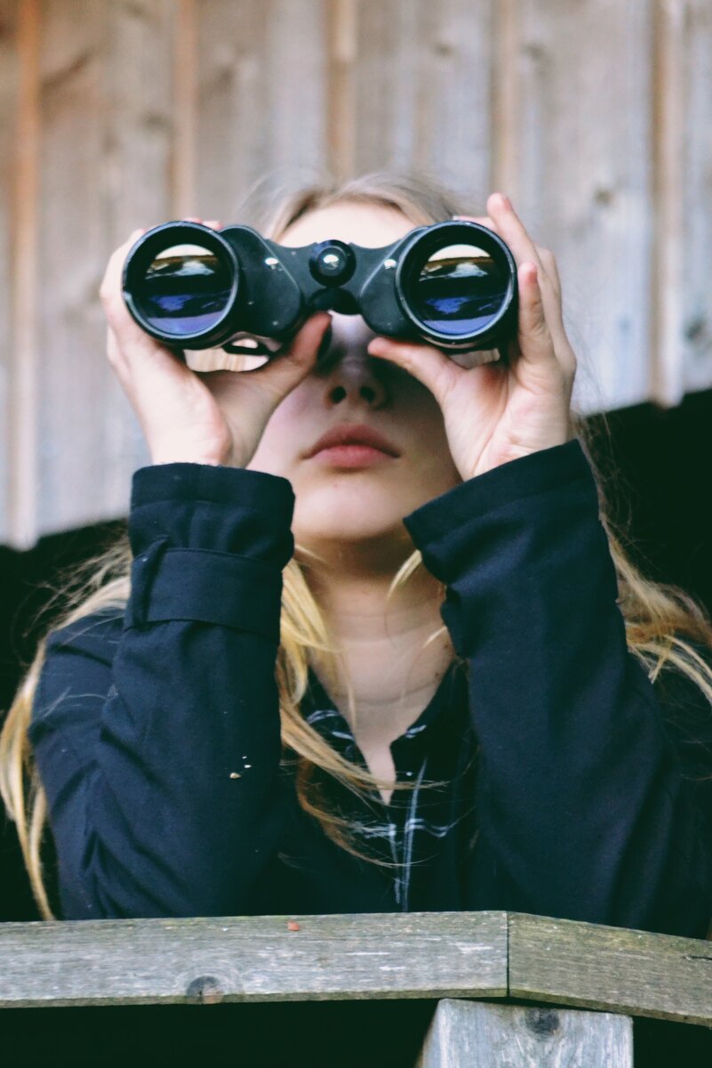 Нам почему-то кажется, что окружающие пристально следят за нами
(photo by Therese Petersson)