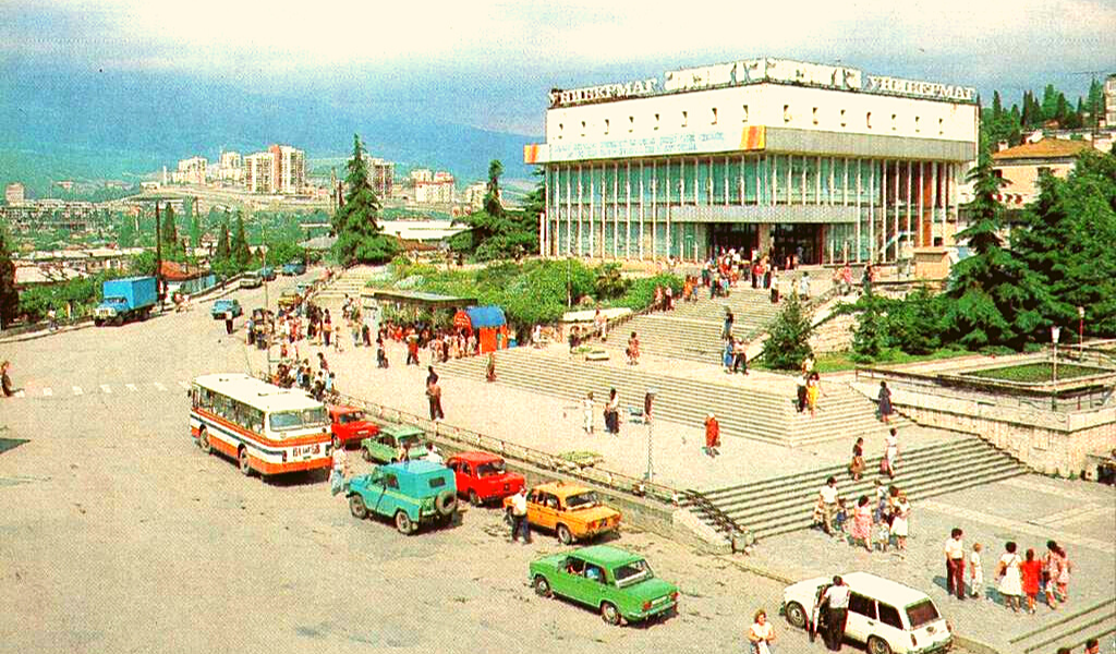 Крым 1990 годов. Алушта 1990. Алушта универмаг Алушта. Алушта 2000. Ялта 1990 год.