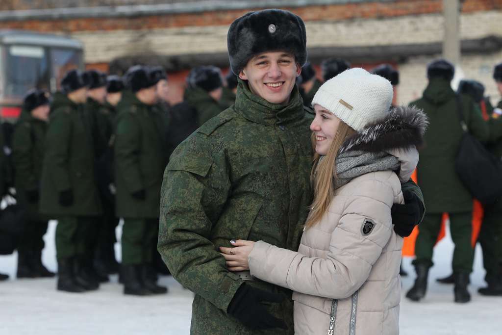Проводила солдата. Провожают в армию. Проводы новобранцев в армию. Парня провожают в армию. Провожают в армию ребят