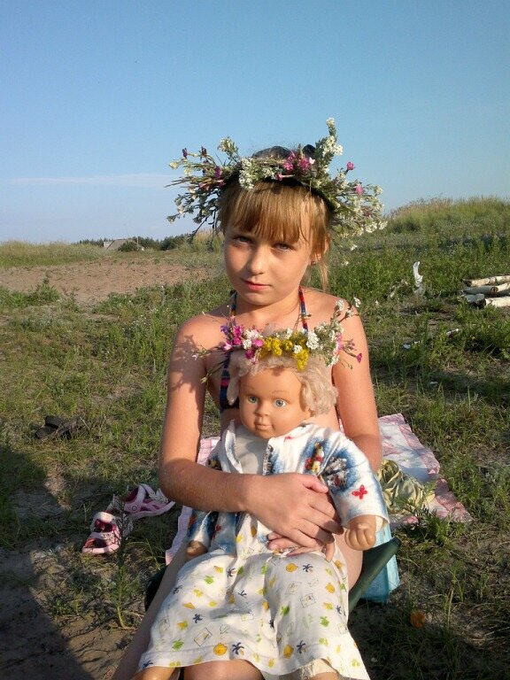 это моя старшая дочь в деревне, примерно так же выглядела и я в детстве