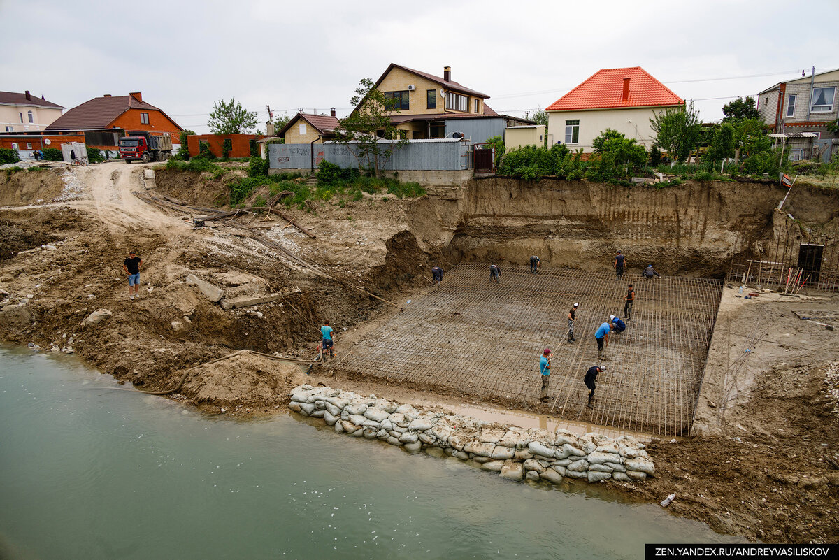 рабочие укрепляют берег реки Адагум