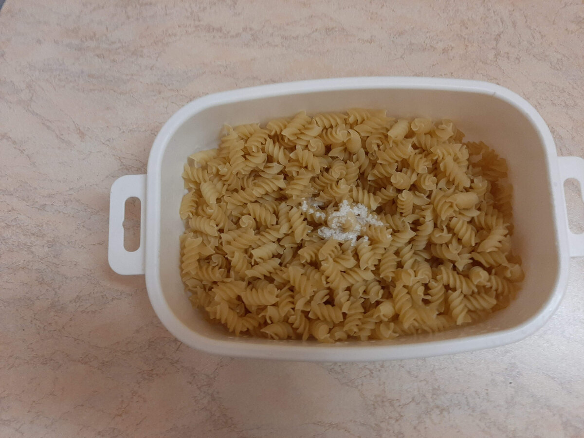 Солим по вкусу. Я добавил на такое количество 1 ст. ложку соли - часть её уйдёт, поскольку сольётся с водой