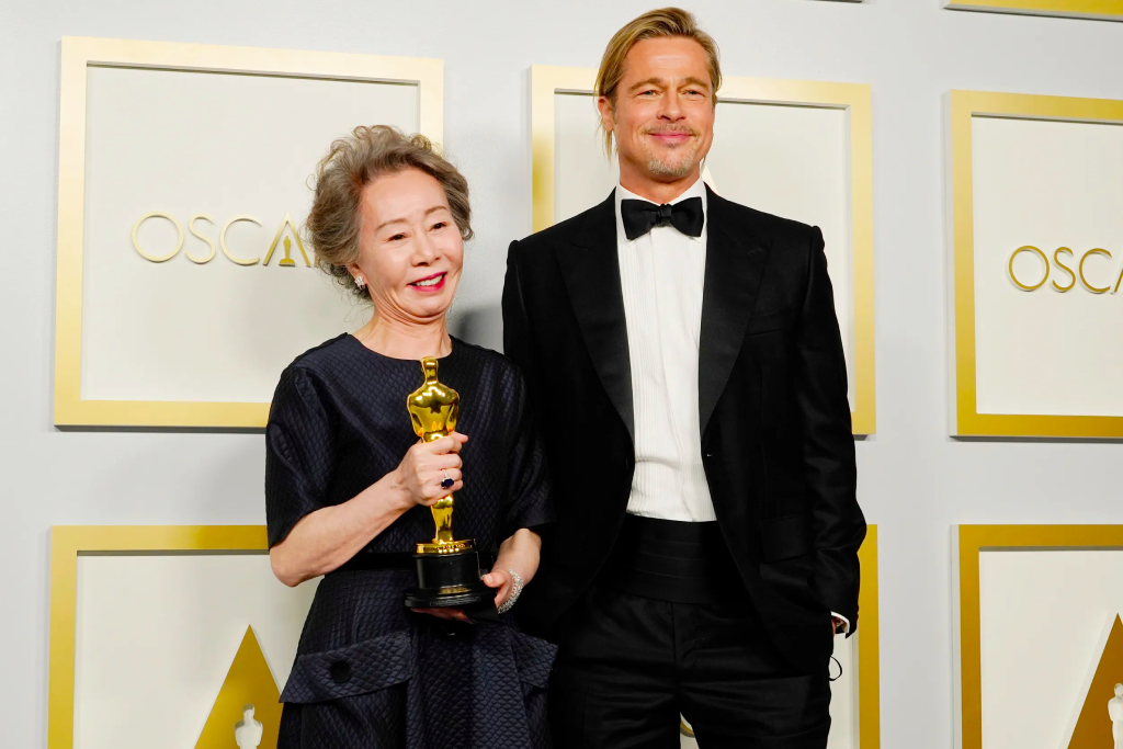 Юн Ё Чжон с Брэдом Питтом на премии. Фото взято из Интернета. Листайте карусель 👉