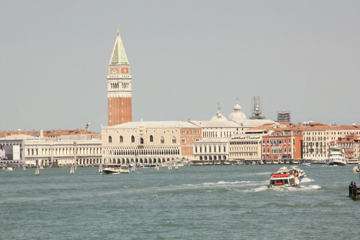 Мы приближаемся к Венеции на катере. Листайте вправо 