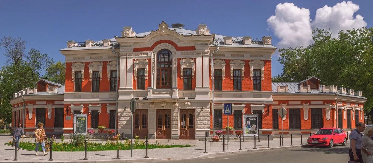 Это уже отреставрированный, с бОльшими площадями