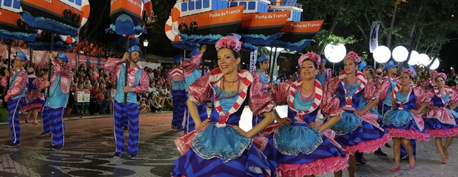 Конкурс красивых проходов, который транслирует телевидение. Вечер на Санту-Антониу в Лиссабоне