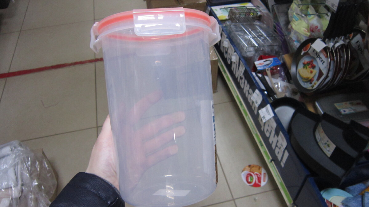 Магазин Fix Price. Контейнер с замком круглый. Цена: 99 рублей.