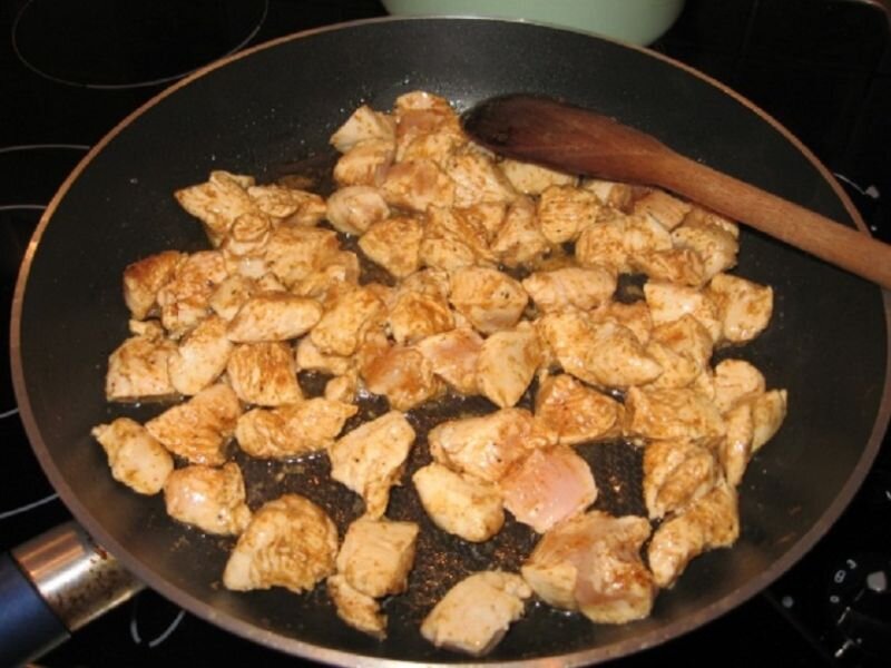 Сколько жарится грудка. Кусочки жареной курицы. Жареная курица кусочками на сковороде. Жареные куски курицы на сковороде. Куриное филе кусочками на сковороде.