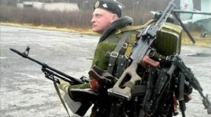 Российский солдат с ПКМ в руках, за спиной ПКМ и несколько АКМ. Фото из Интернета