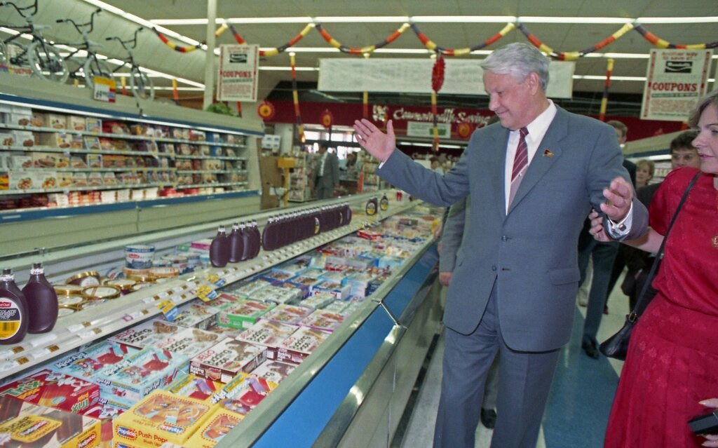 16 сентября 1989 года Борис Ельцин и несколько советских товарищей нанесли незапланированный 20–минутный визит в супермаркет Randall's после посещения Космического центра Джонсона.