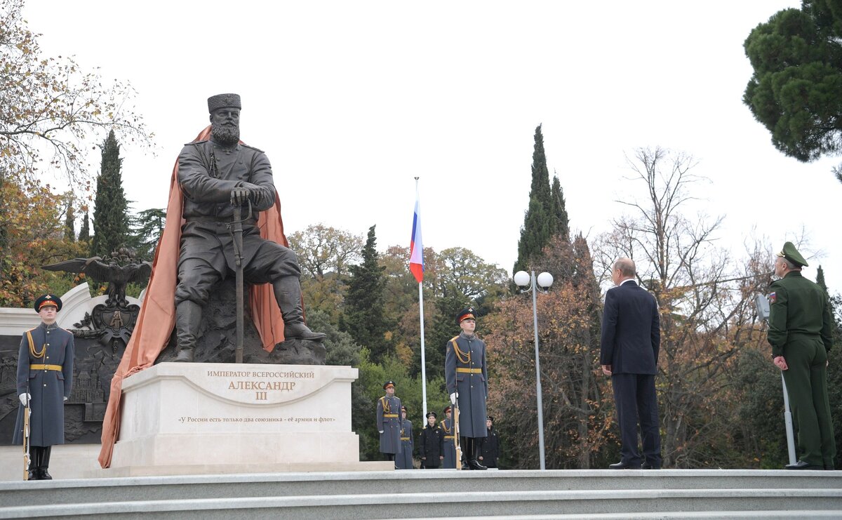 Сравните! Два памятника одному человеку. Ведь небо и земля!