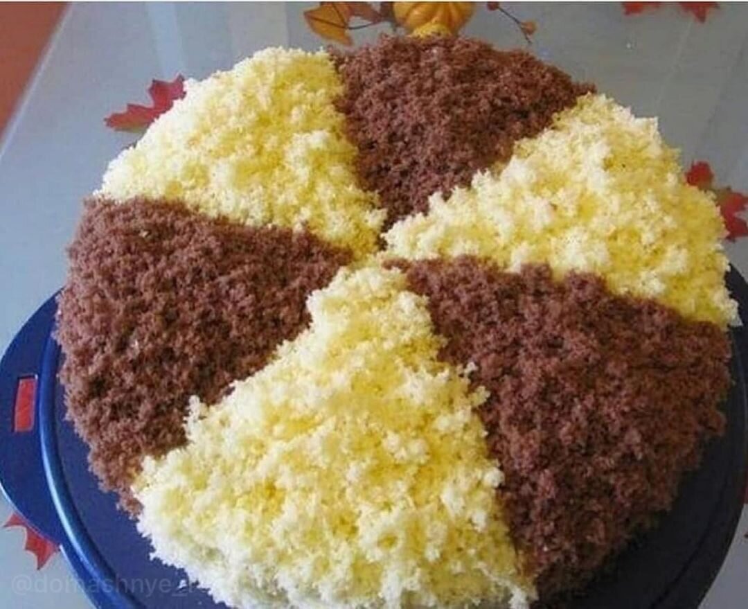 Рецепт теста: 8 яиц
1 ч. л соды
щепотка ванилина
мука - 2 стакана
сахар - 2 стакана
какао-порошок - 3 ст. л
пол ч. л. лимонной кислоты.
Рецепт крема:
Пачка сливочного масла (250 гр)
Банка сгущенного молока
Этот торт очень легко готовить. Всего мы будем печь два коржа.
Приступаем к первому:
Отделяем белок и желток четырех яиц. Белки убираем в холодильник.
Сбиваем желтки, добавляя в них по одной столовой ложке сахара одного стакана сахара.
Достаем белки, добавляем в них щепотку лимонной кислоты и взбиваем вилкой.
Потом добавляем белки во взбитые с сахаром желтки, туда же добавляем щепотку ванилина, 0,5 ч.л соды и стакан муки, все это тщательно взбиваем 6-7 минут.
Затем заливаем эту смесь в форму для выпекания, предварительно смазанную маслом и присыпленную мукой . Ставим в духовку на сорок минут при температуре 180 градусов. Готовность как обычно проверяем спичкой.
Первые 20 минут духовку открывать нежелательно, а то тесто может не подняться.
Пока готовится первый корж, приступаем к подготовке второго.
Второй корж готовится аналогично первому, просто, когда мы уже добавляем муку, также надо добавить 3 ст. л. какао-порошка.
Крем:
Масло взбиваем при помощи миксера, потом медленно вливаем туда сгущенку, продолжаем взбивать. Также вместо обычно сгущенки можно сделать крем и с варенкой, тоже очень вкусно.
Пока коржи не остыли, с помощью нитки или ножа каждый корж делим на 2 части. Потом с каждого коржа натираем немного крошек, которыми мы будем украшать торт.
Итого у нас получается 4 коржа. Чередуем коржи по цвету между собой и мажем кремом.
Ножом проведите 4 линии, строго перпендикулярные друг другу. Каждую часть посыпьте поочерёдно тёмной и белой крошкой.
Ставим в прохладное место на 3-4 часа, чтобы торт пропитался.