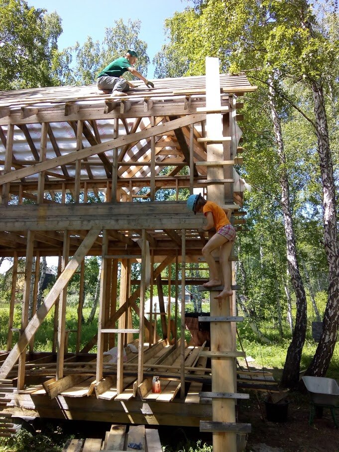 Лестница на крышу. Стелим обрешетку .