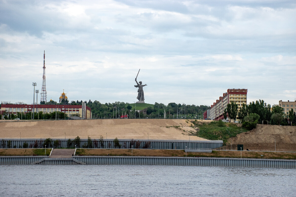 Вид на Мамаев Курган с Волги