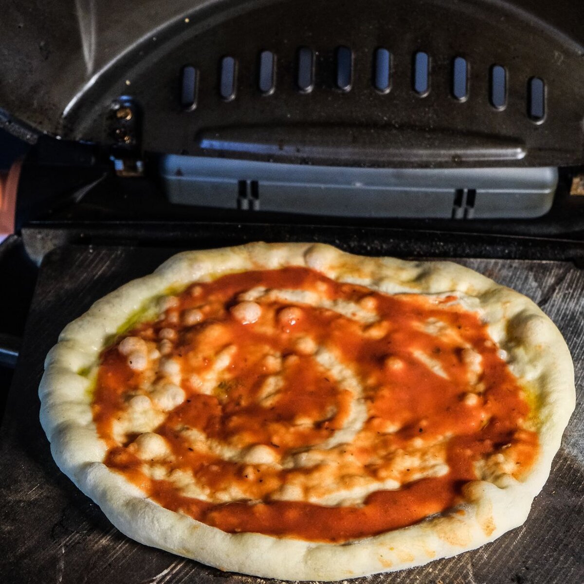 1. Заправляем наше тесто соусом