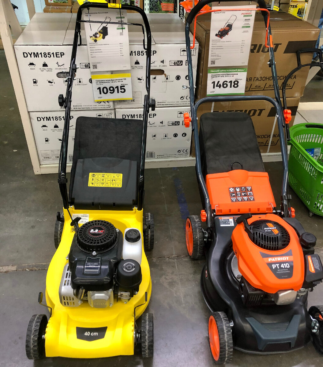 Бензиновые газонокосилки в Леруа Мерлен. Фото автора статьи.