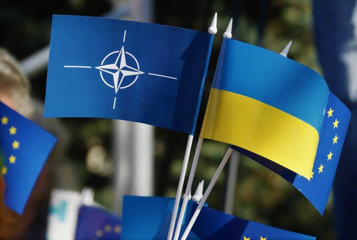 Флаги НАТО и Украины, источник sharij.net
