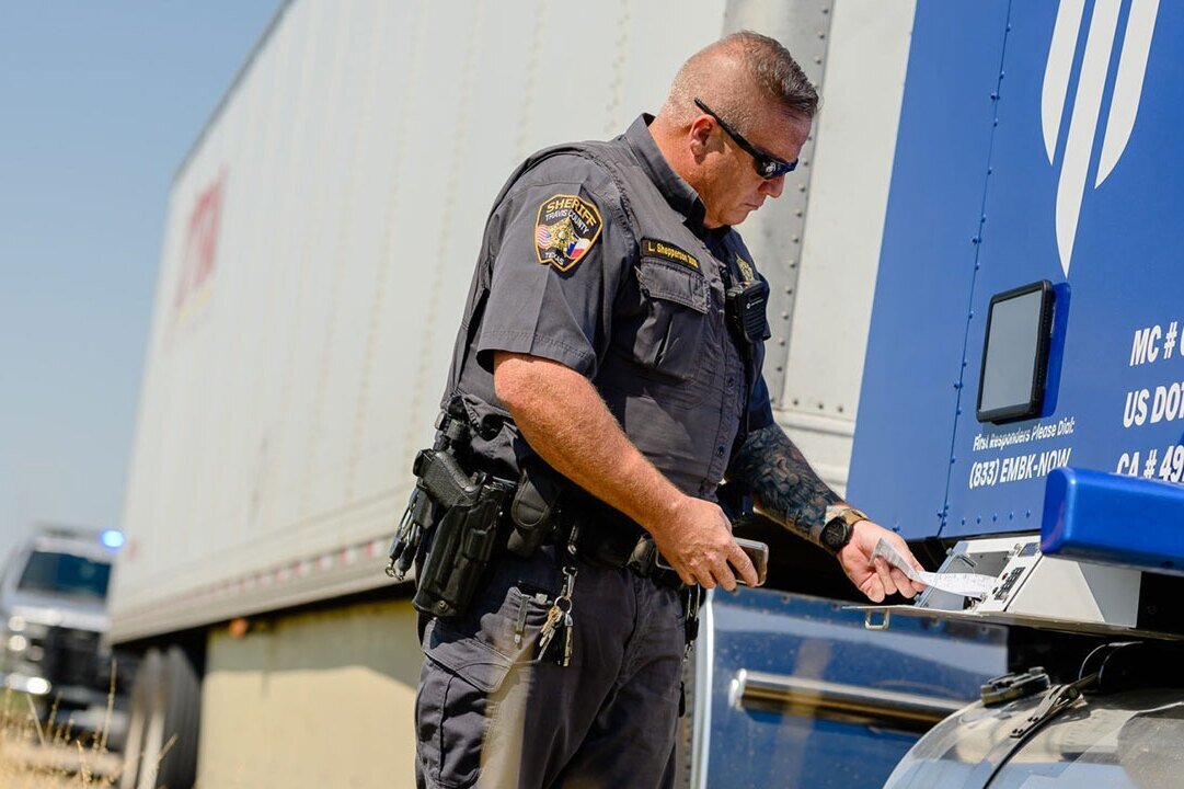     Беспилотные грузовики научились предъявлять документы полиции