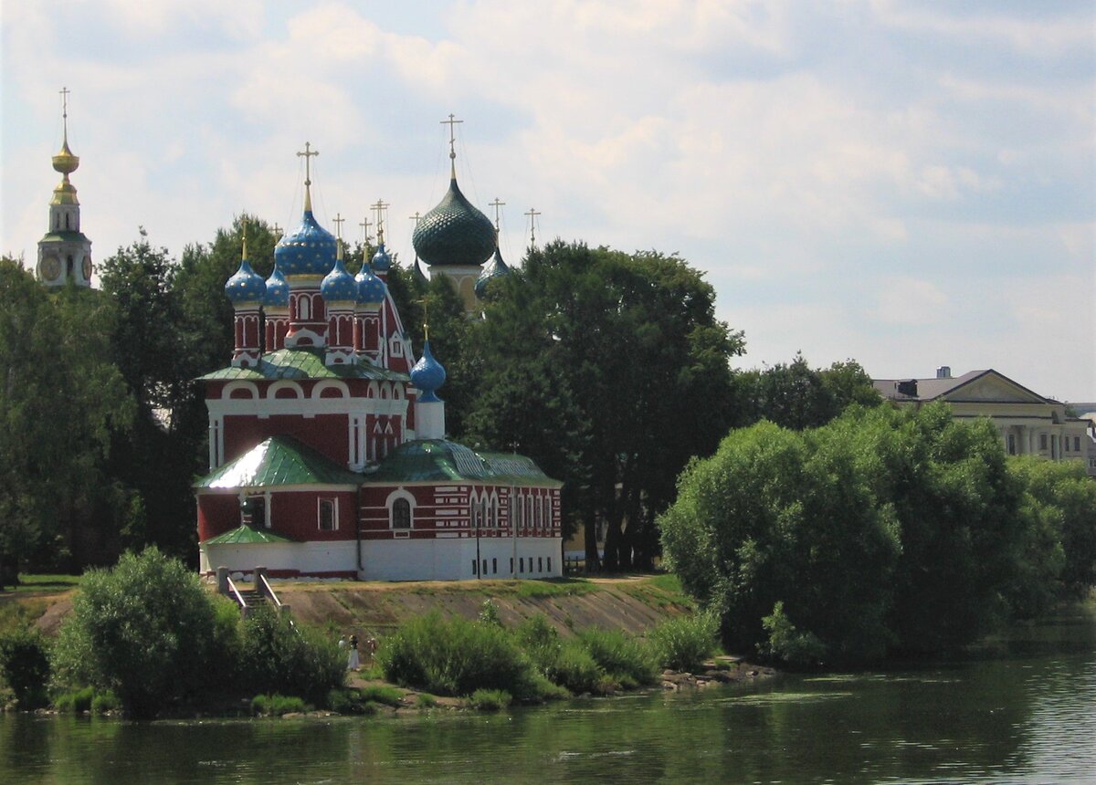 Углич, как он выглядит с палубы подплывающего теплохода. Церковь Димитрия на kрови, фото автора