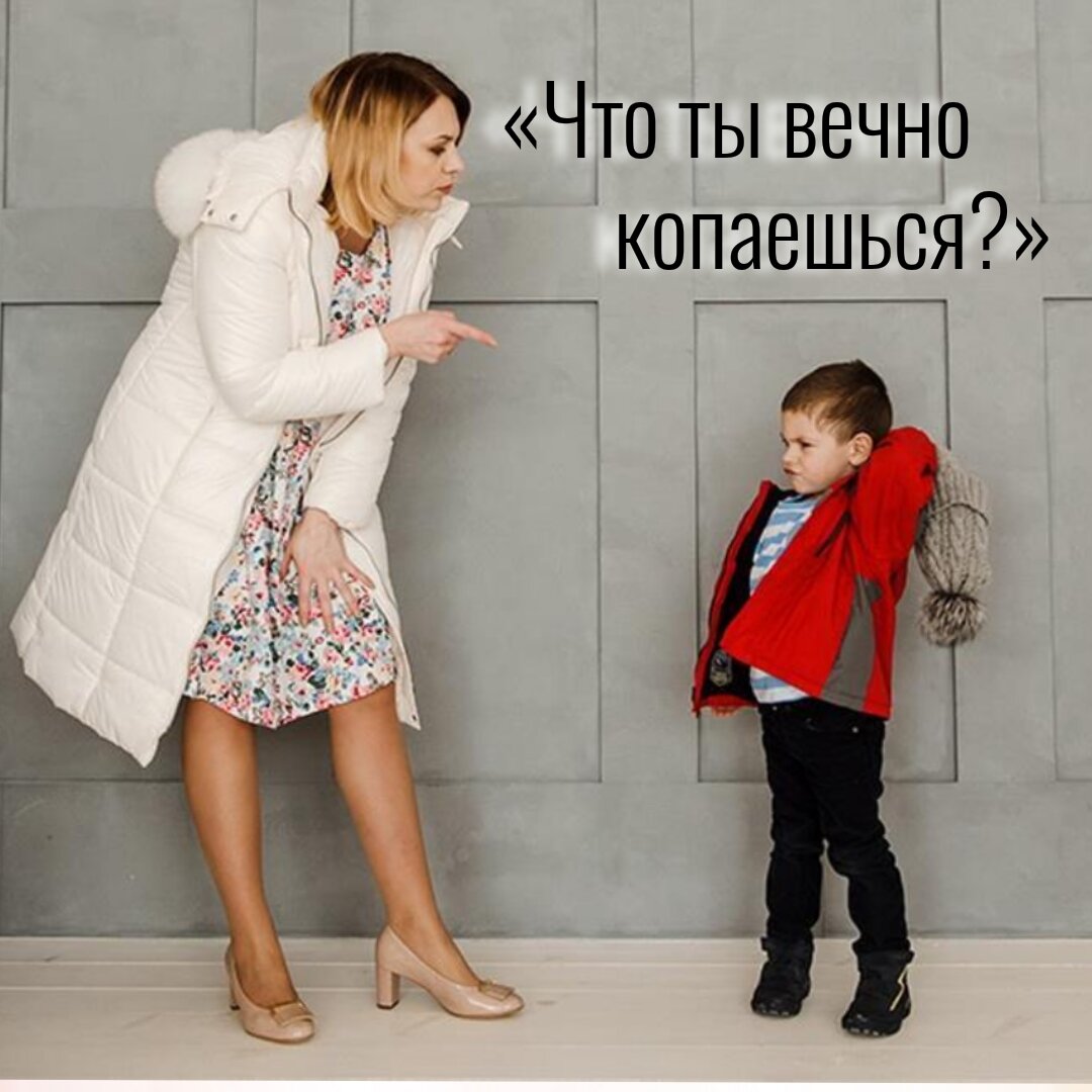 Ребенок надевает куртку