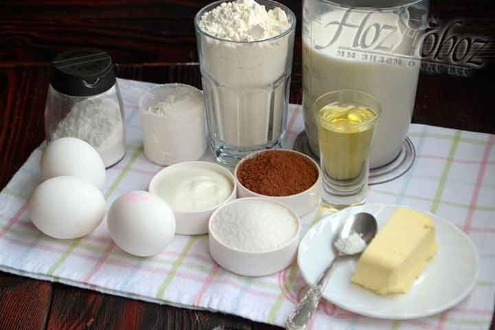 Готовим ингредиенты теста для блинов, выкладываем их на рабочую поверхность.