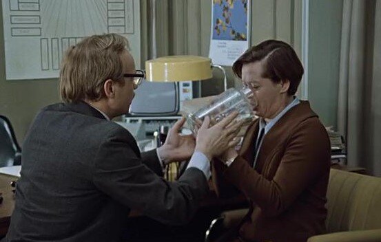 Кадр из фильма "Служебный роман"