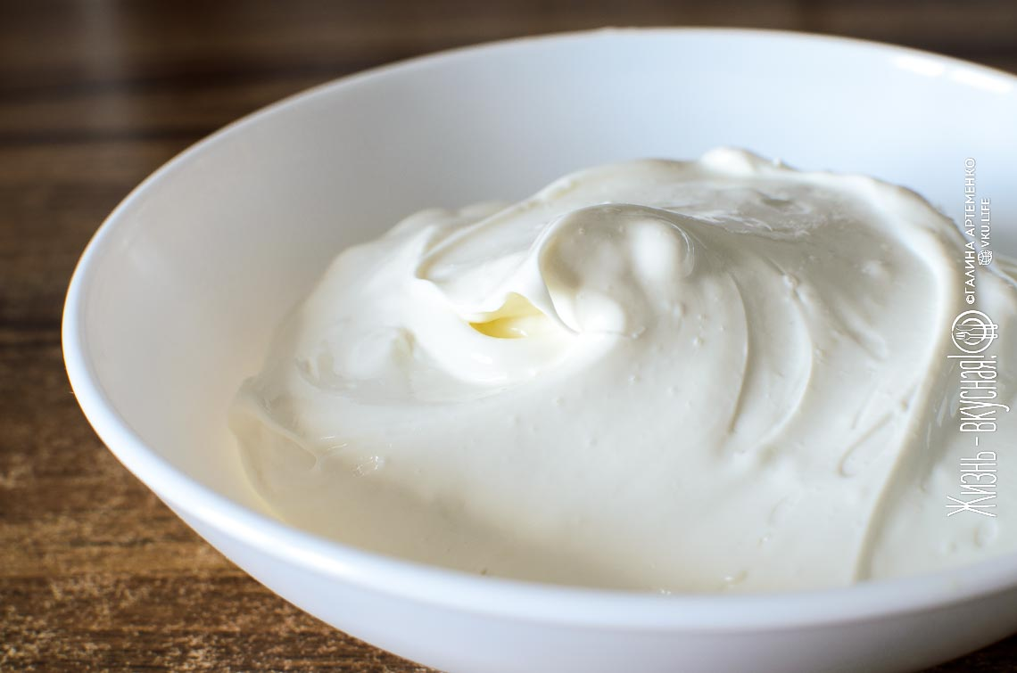 рецепт домашнего сыра. сыр из домашнего йогурта рецепт. рикотта рассыпчатая. кесо бланко сыр. два сырка.