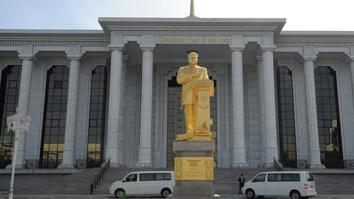    Памятник первому президенту Туркменистана Сапармурату Ниязову. в Ашхабаде© РИА Новости . Владимир Федоренко