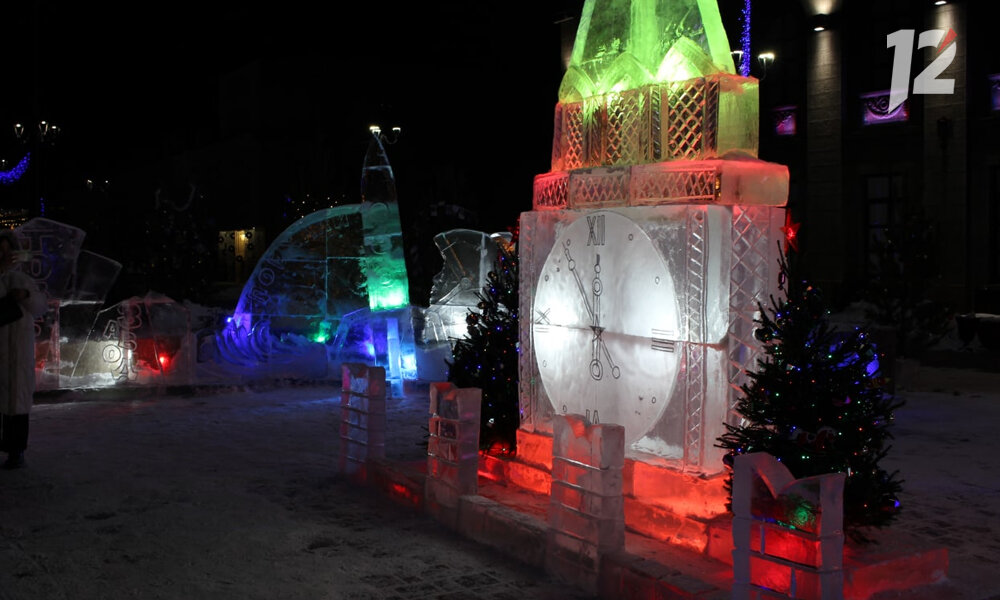 Взрослые омичи вспоминают здесь свою советскую юность, малыши радуются подаркам от Деда Мороза.