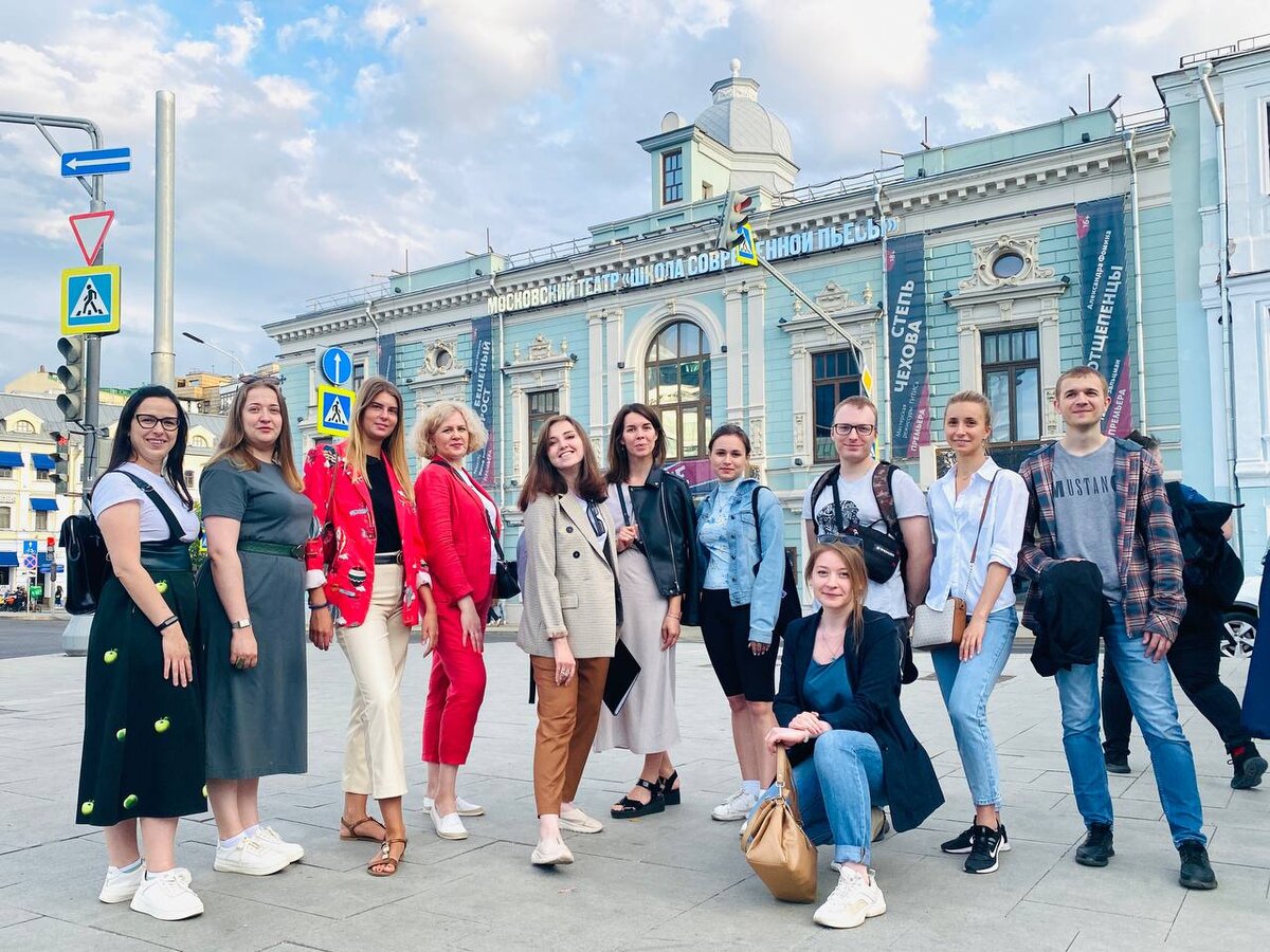 Это я (в коричневых брюках) со своей группой экскурсантов на фоне бывшего ресторана "Эрмитаж". Сейчас в здании находится театр "Школа современной пьесы"