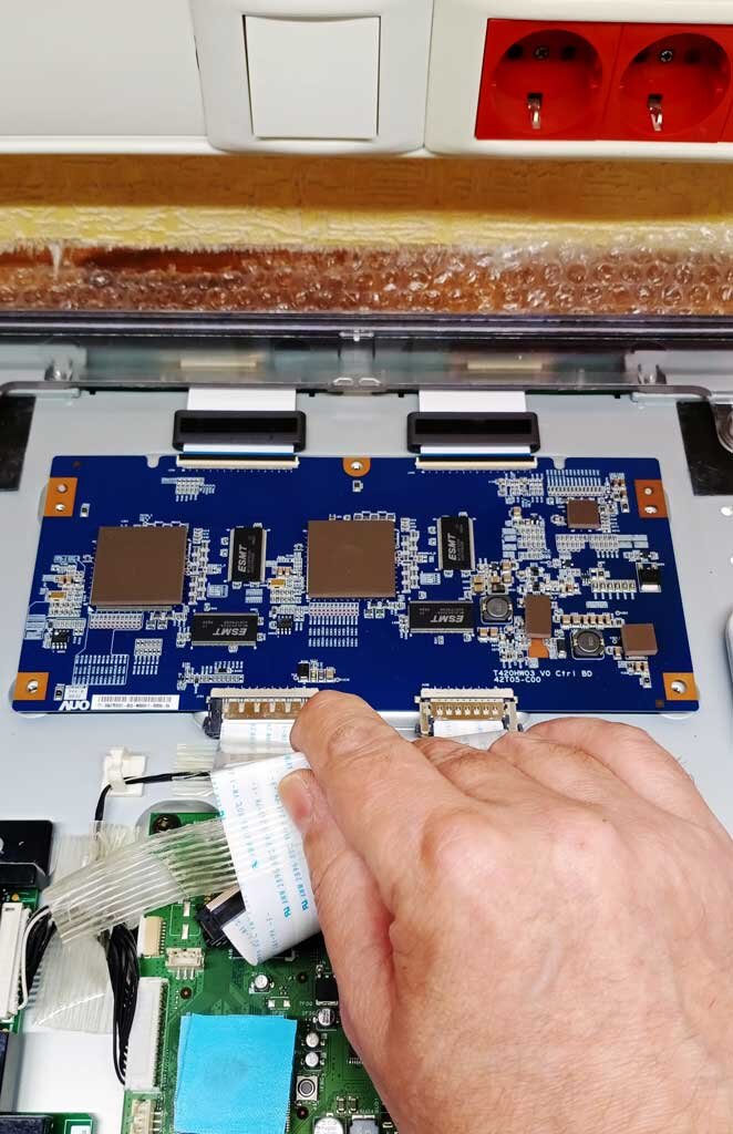 Вот так выглядит  Tcon T420W0H3 V0 в этом телевизоре