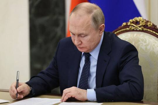    Владимир Путин отменил публикацию сведений о доходах и расходах чиновников на время спецоперации