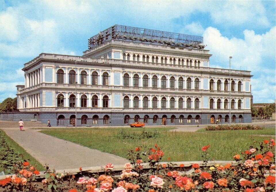     Много лет фасад ДКМ покрывали на контрасте ярко-голубой и снежно-белой краской.  Архив автора