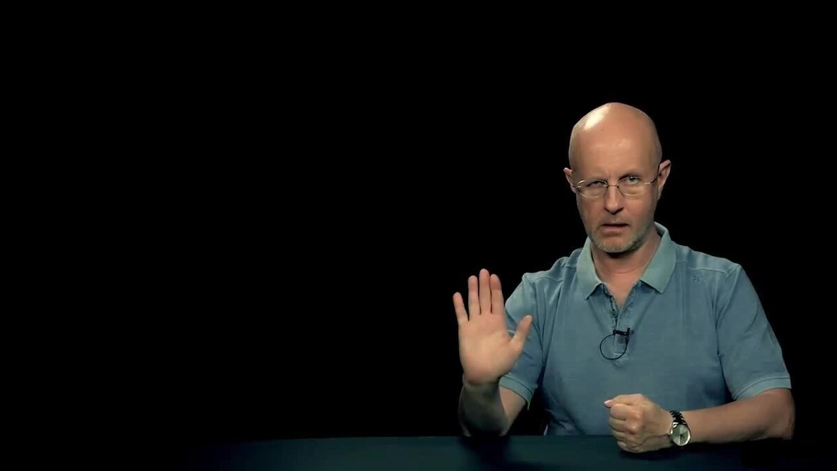 Дмитрий "Гоблин" Пучков, обладатель сомкнутых пальцев. 